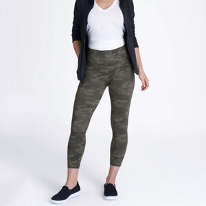 Spanx‎ Look At Me Now Seamless Green Camo Cropped Leggings